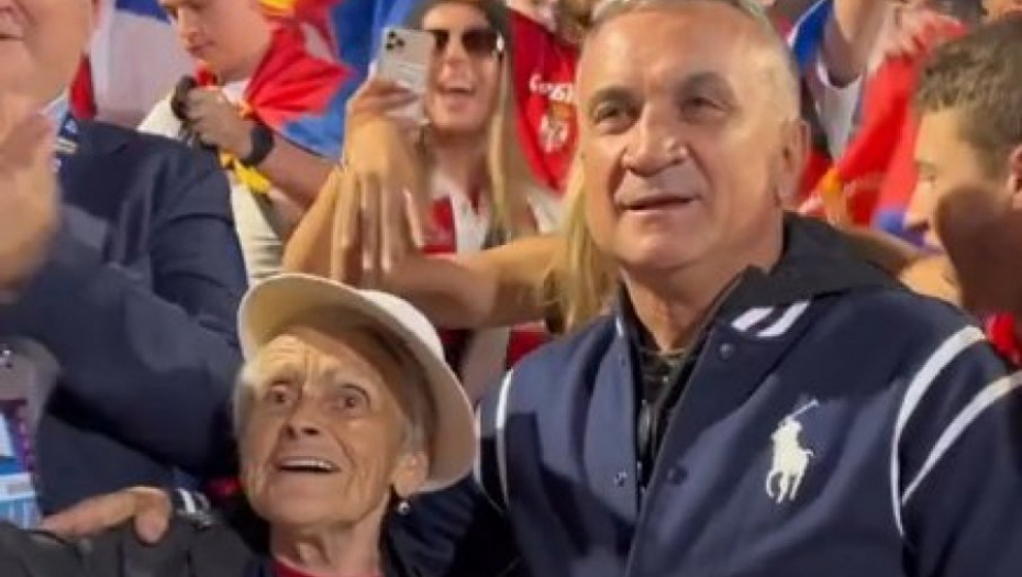 NEVEROVATNA SCENA NAKON NOVAKOVOG MEČA Poznata baka u zagrljaju Srđana Đokovića napravili šou u Melburnu (VIDEO)