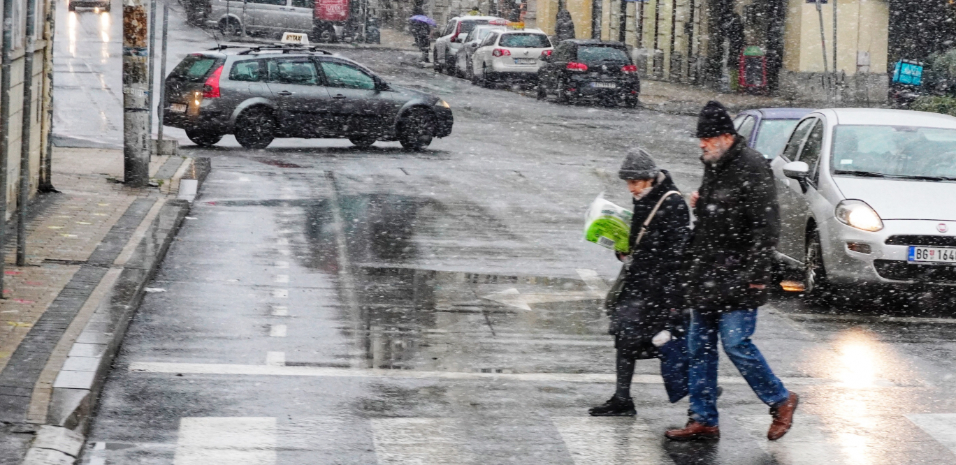 SNEG PADA U BEOGRADU Baba Marta ne posustaje, zabelela se prestonica (VIDEO)