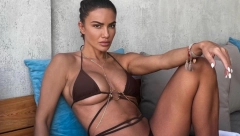 SINDI NAPRAVILA BEZOBRAZNU POZU, PA ISTURILA GIGANTSKE GRUDI Bivša modelsica nikad vrelija, njeno hot izdanje dovodi do ludila (FOTO)