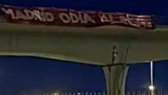 JEZIVO - NAVIJAČI OBESILI LUTKU U MADRIDU Zastrašujuća priprema za derbi - visi dres poznatog fudbalera (VIDEO)
