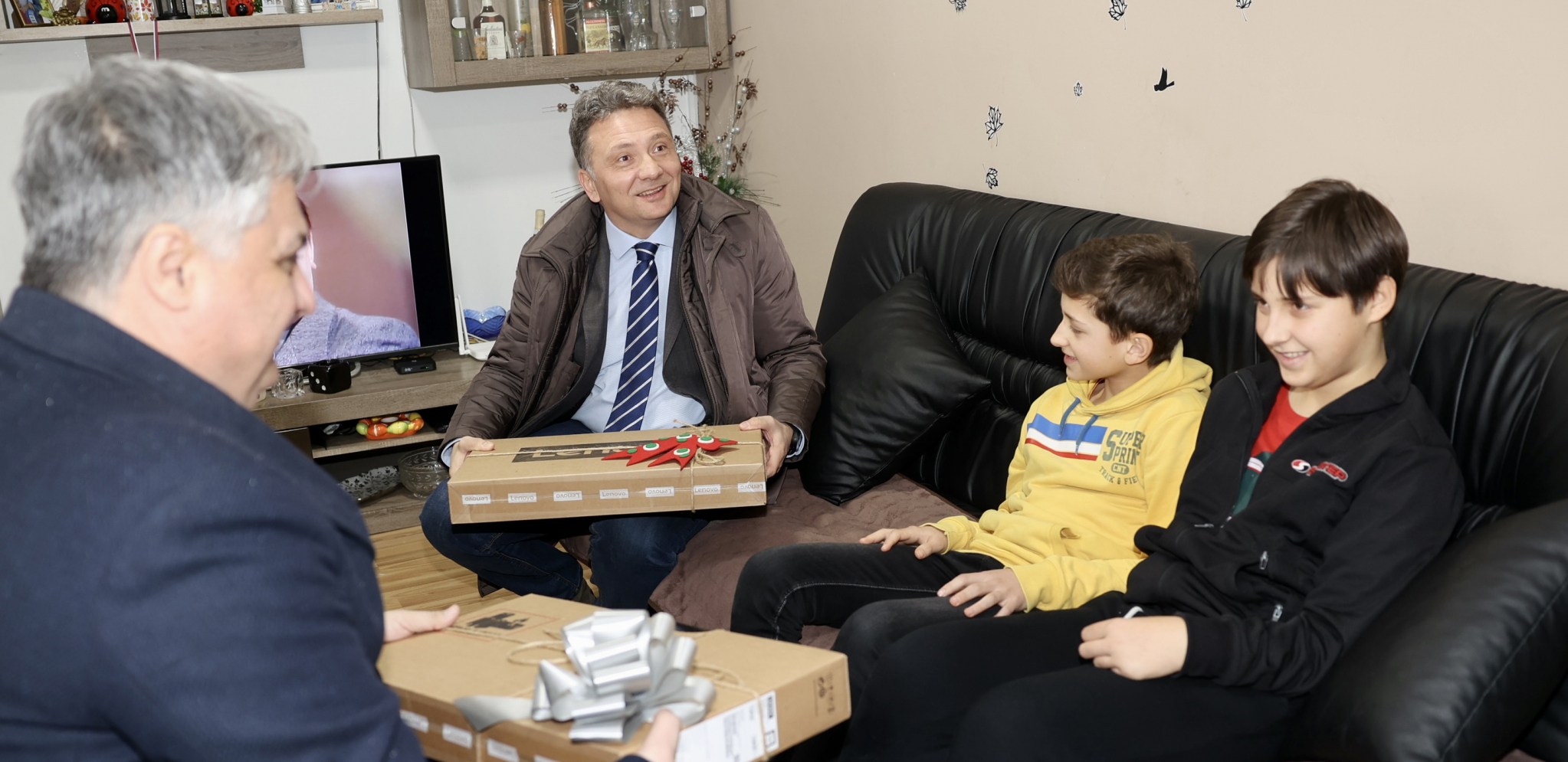 IGOR I OGNJEN SU DANAS NAJSREĆNIJA DECA U SRBIJI! Ministar ušao u seosku kuću i otvorio pakete, kada su videli šta je, lica im je ozario osmeh(VIDEO)