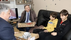 IGOR I OGNJEN SU DANAS NAJSREĆNIJA DECA U SRBIJI! Ministar ušao u seosku kuću i otvorio pakete, kada su videli šta je, lica im je ozario osmeh(VIDEO)