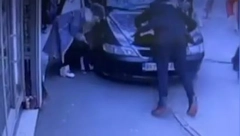 ČOVEK SA POTERNICE ZGAZIO PRODAVCA  Uhapšen A.R. jer je posle pokušaja krađe na Novom Beogradu povredio dve osobe