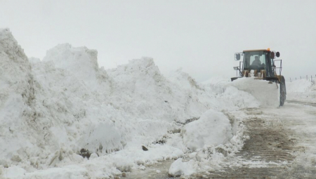 SNEG NA PLANINAMA NE PRESTAJE DA PADA Dežure ekipe na terenu, putari uveli dežurstvo koje traje 24 časa