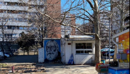 SAMO PAR METARA DALJE JE SEDEO RADOVAN KARADŽIĆ I PIO ŠLJIVU "Sada su došli neki nikogovići i glume kriminalce"