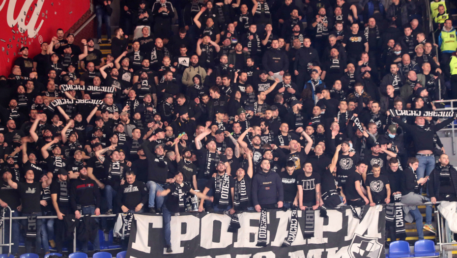 SRAMNO SKANDRIANJE "GROBARA" Navijači Partizana Ivanovića nazvali ustašom, imali su i poruku na transparentu