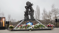 NEVEROVATNO! HRVATI NA  ČELU KOMISIJE ZA HOLOKAUST Direktor Centra Simon Vizental Efraim Zurof ukazao na nečuvenu ironiju