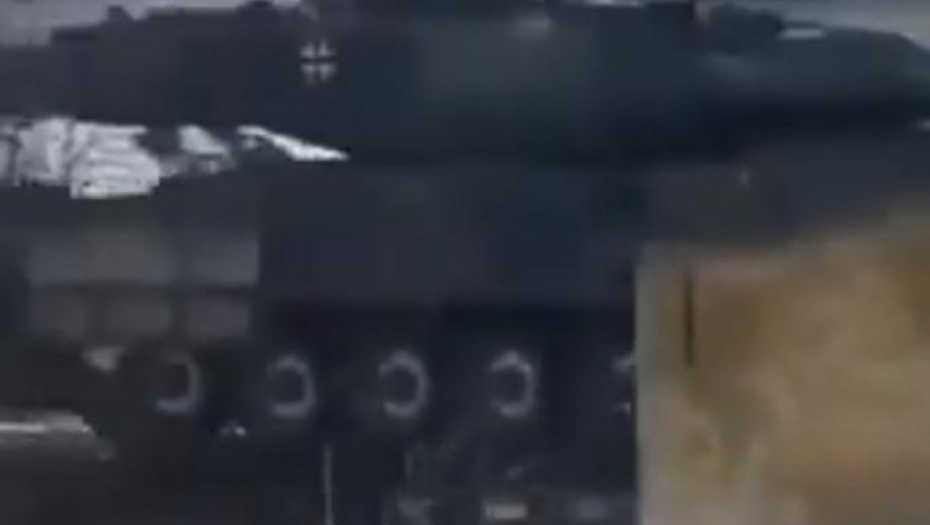 SNIMAK KRUŽI DRUŠTVENIM MREŽAMA! Započeta isporuka nemačkih tenkova i borbenih vozila? (VIDEO)
