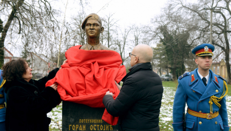 SNAŽNO I PONOSNO ĆEMO ČUVATI NAŠU SRBIJU Ministar Vučević otkrio spomen-bistu heroju sa Košara potpukovniku Goranu Ostojiću