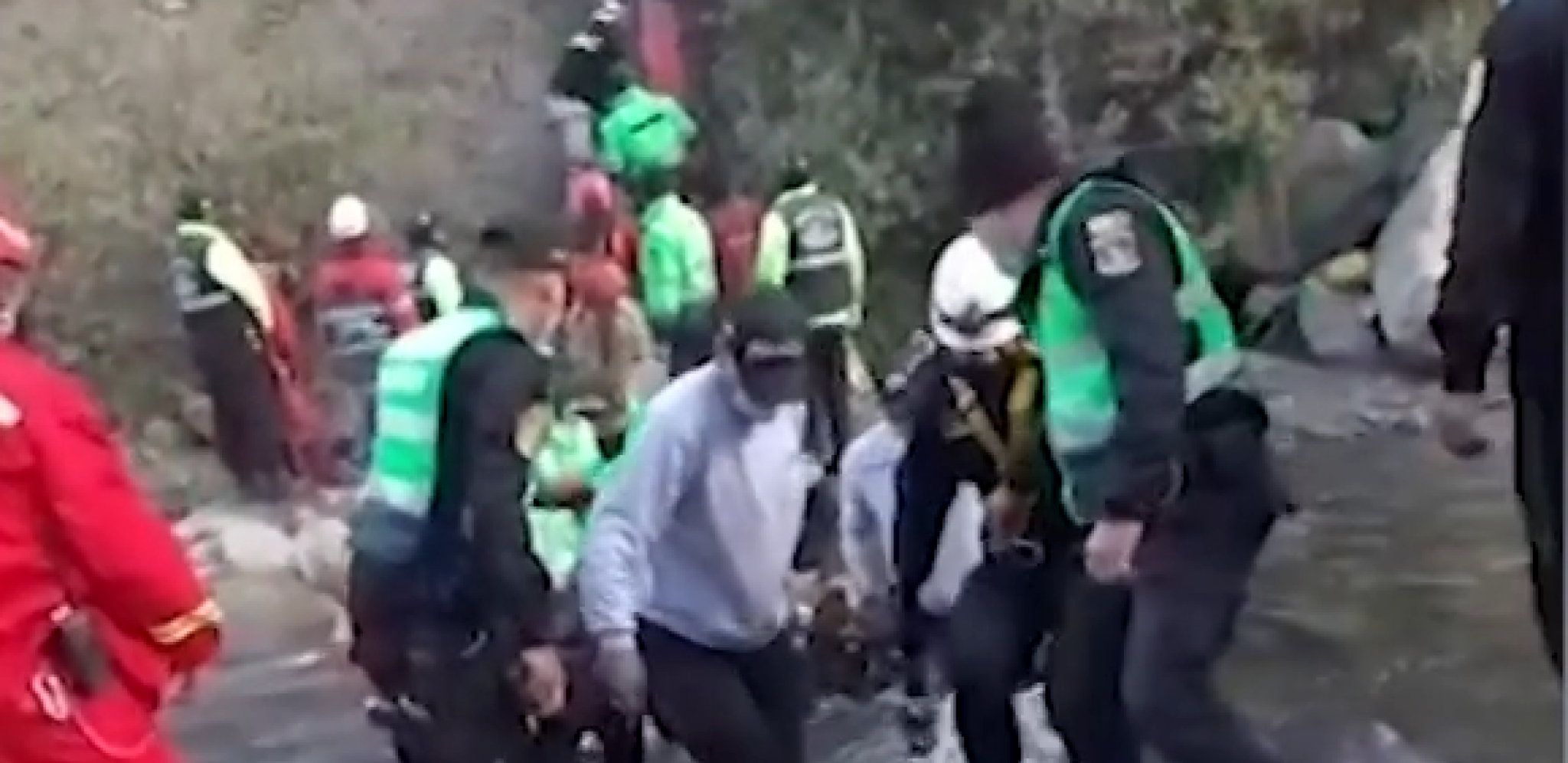 NAJMANJE 25 LJUDI POGINULO U JEZIVOJ NESREĆI! Autobus se survao niz provaliju u Peruu