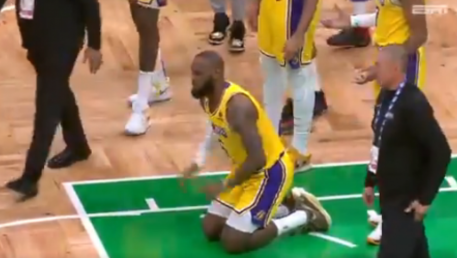 AGONIJA Ovo se ne viđa svakoga dana: Lebron pao na kolena, očajan zbog krađe sudija (VIDEO)