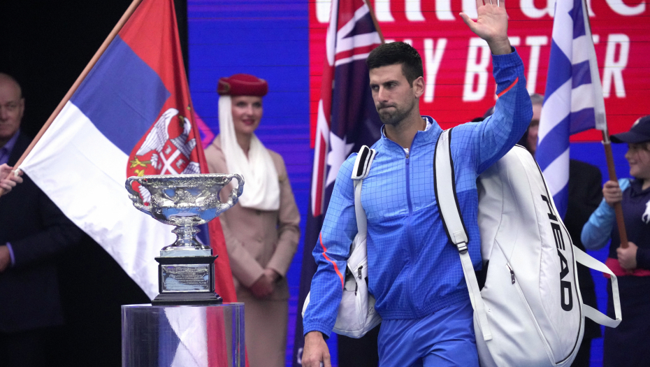 SRBI OKUPIRALI MELBURN, POTPUNA LUDNICA Ogromna podrška za Novaka Đokovića, vijore se srpske zastave (FOTO)