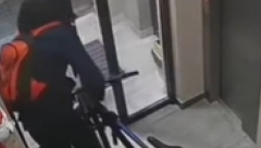 NI DA SE OSVRNE PREKO RAMENA - MLADIĆ HLADNOKRVNO KRADE BICIKL Otimačina se odigrala u stambenoj zgradi na Mirijevskom brdu (VIDEO)