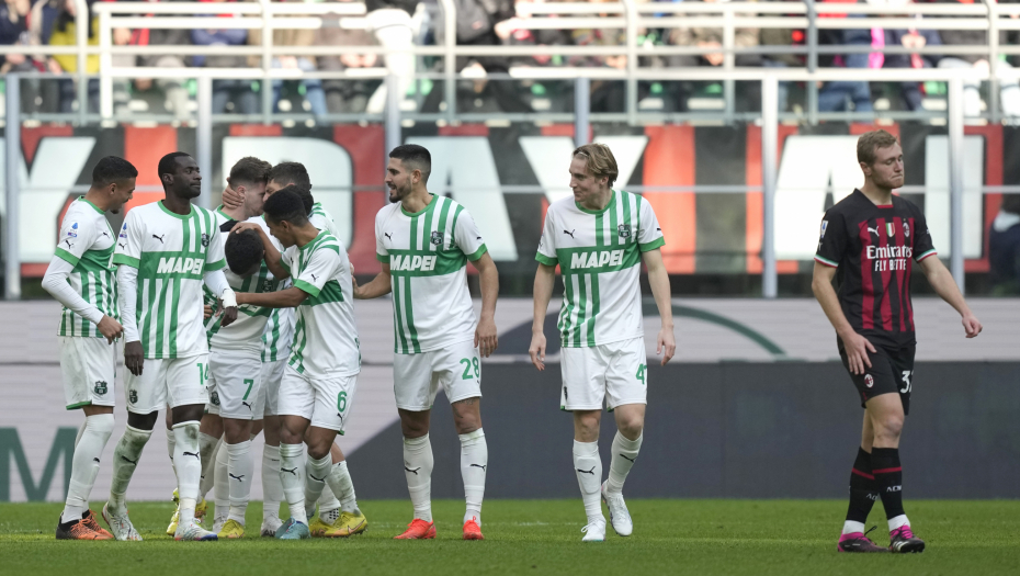 VELIKA BRUKA ŠAMPIONA Milan petardiran na "San Siru" od ekipe koja se bori za opstanak