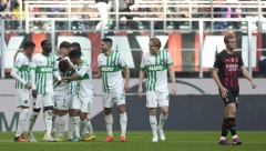 VELIKA BRUKA ŠAMPIONA Milan petardiran na "San Siru" od ekipe koja se bori za opstanak