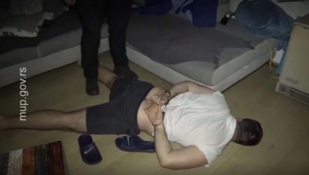 POLICAJCU SIN UKRAO SLUŽBENI PIŠTOLJ I LISICE, PA ODJURIO KOD BIVŠE DEVOJKE Drama u Novom Sadu, policijski službenik kolegama rekao da mu uhapse dete