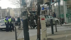 SAOBRAĆAJNA NESREĆA NA UGLU SAVSKE I VIŠEGRADSKE Autom uleteo u izlog, jedna osoba povređena