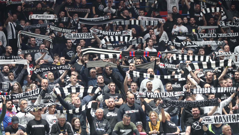 SPEKTAKL ZA PAMĆENJE Pogledajte koreografiju "grobara" pred utakmicu Partizana i Olimpijakosa (VIDEO)