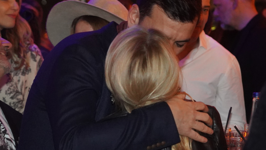 LJUBE SE U JAVNOSTI Anđelka se pojavila sa trudničkim stomakom, PRED SVIMA RAZMENJIVALA NEŽNOSTI SA NOVIM DEČKOM (FOTO)