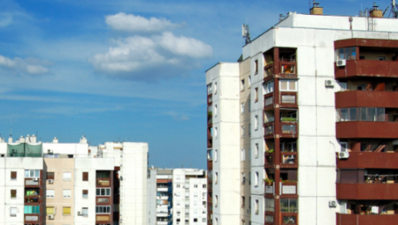 "KADA IMAŠ PLAVU KRV, A MORAŠ DA ŽIVIŠ U BEOGRADU" Srbin je nestvarno ukrasio ulaz u svoj stan, komšije u šoku, neće ostati na ovome!