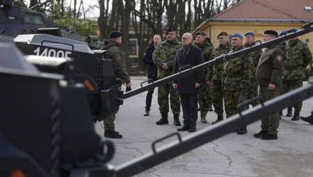 POSETA ELITNOJ JEDINICI Ministar Vučević obišao Gardu Vojske Srbije (FOTO)