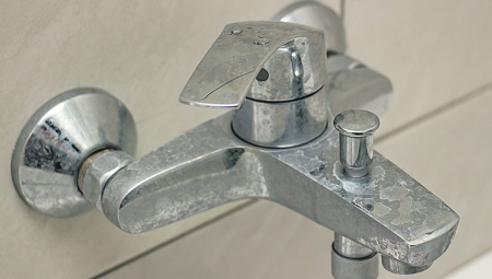 TRIK ZA SKIDANJE KAMENCA KOJI JE ODUŠEVIO SRPSKE DOMAĆICE Ne košta ništa, potrebno vam je samo parče papira! (VIDEO)