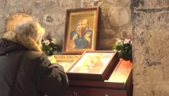 MNOGI VERNICI OVDE GREŠE Evo na koji način se pravilno celivaju ikone i šta je najvažnije