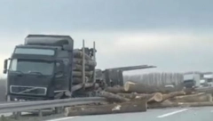ODBLOKIRAN AUTO PUT Kamion udario u ogradu, balvani se rasuli