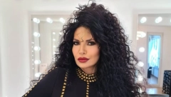 GAZI SEDMU DECENIJU, A MAMI NA GREH Lidija Vukićević u čipkastom brusu istakla grudi, na njoj samo ogrtač!