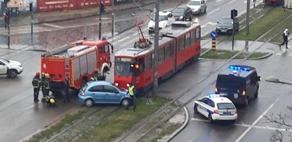 TEŽAK SUDAR AUTOBUSA I AUTOMOBILA U SAVSKOJ Povređen muškarac, intervenišu vatrogasci (FOTO)