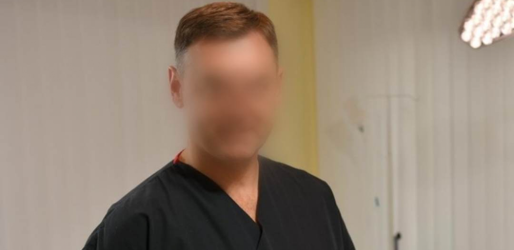 HIRURG OSUMNJIČEN ZA NASILJE U PORODICI STIGAO U TUŽILAŠTVO Na glavi je imao kapuljaču, a na rukama lisice