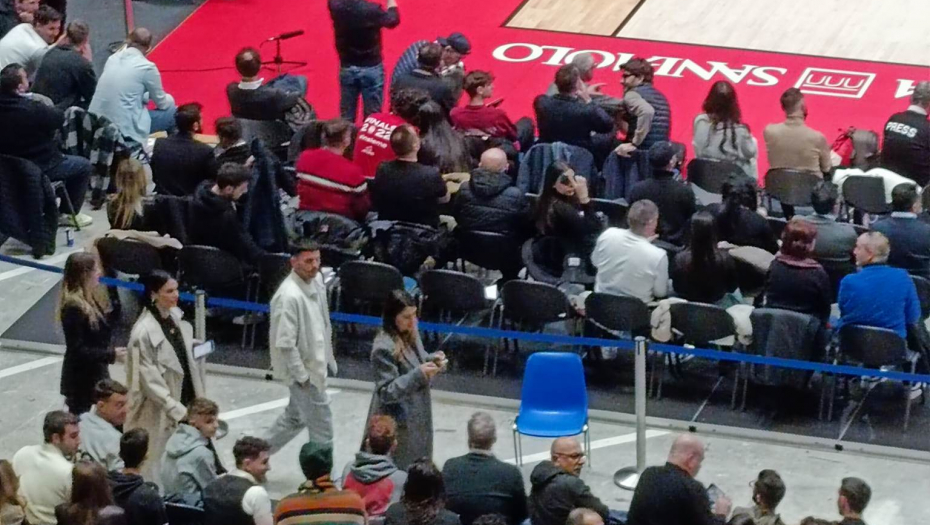 VELIKA PODRŠKA U MILANU Srpski fudbaler bodri Crvenu zvezdu protiv Olimpije u Evroligi (FOTO)