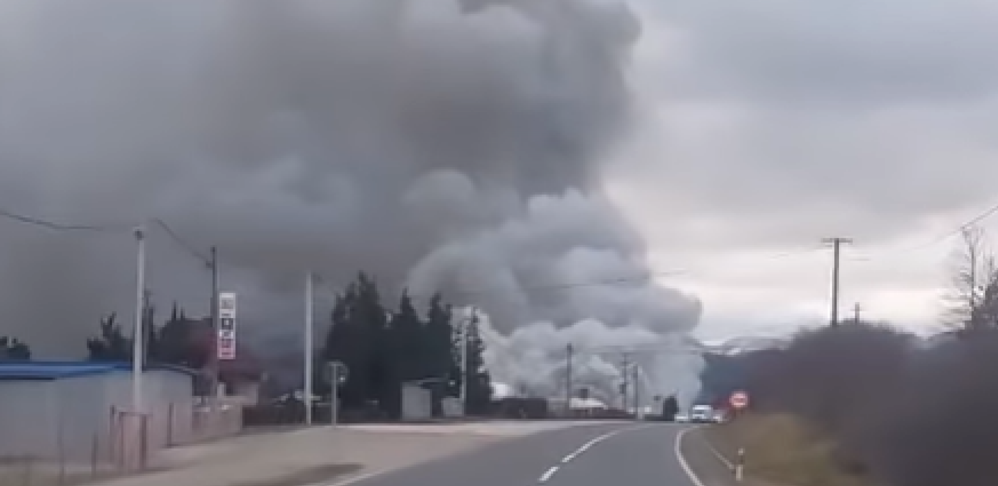 VELIKI POŽAR U FABRICI PAPIRA U SVRAČKOVCIMA Zaposleni bili u postrojenju kad je izbila vatra - gusti dim prekrio okolinu! (VIDEO)
