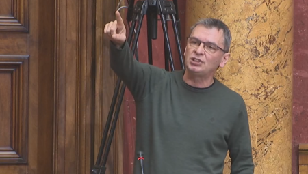 ĆUTA POBRKAO LONČIĆE "Gledajte me! Šta me gledate?!" (VIDEO)