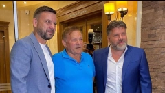 MILOŠ BOJANIĆ ORGANIZOVAO TAKMIČENJE U ŠARANJU JAJA Pevač je delio novčane nagrade, a evo ko je sudija (FOTO)