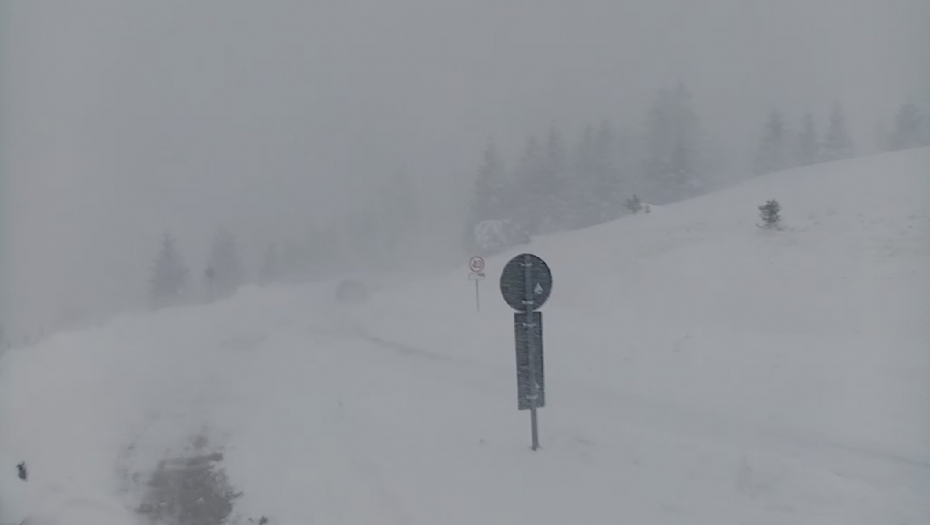 DRAMATIČNI SNIMCI SA SRPSKE PLANINE Skijaši zarobljeni zbog snežne mećave, teške mašine pokušavaju da ih spase (FOTO)