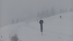 DRAMATIČNI SNIMCI SA SRPSKE PLANINE Skijaši zarobljeni zbog snežne mećave, teške mašine pokušavaju da ih spase (FOTO)