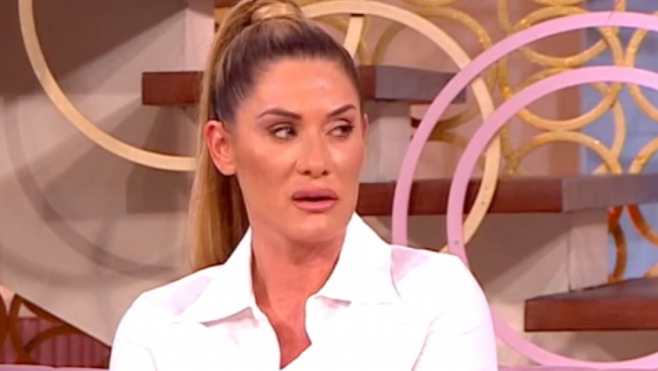 "ANU ĆE NAPUSTITI DECA AKO SE VRATI ZVEZDANU!" Drama u domu Čurčićeve, ni ne sluti šta se dešava napolju, a deca joj OVO NIKAD NEĆE OPROSTITI