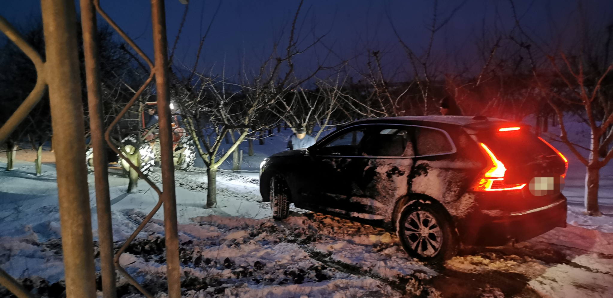 SAOBRAĆAJNA NEZGODA KOD TOPOLE ''Volvo'' džip sleteo u kanal, morao traktor da ga izvlači (FOTO)
