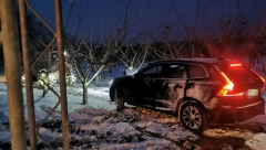 SAOBRAĆAJNA NEZGODA KOD TOPOLE ''Volvo'' džip sleteo u kanal, morao traktor da ga izvlači (FOTO)