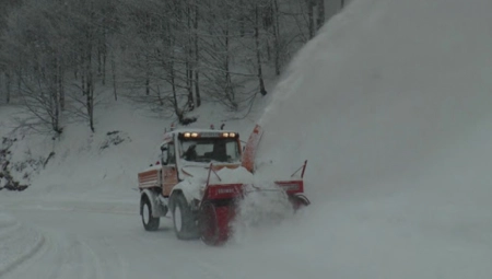 SNEŽNI NANOSI VISOKI ČITAV METAR Kolaps na putu kod Sjenice, mnogi su izgubili živote na ovoj kritičnoj deonici (FOTO/VIDEO)
