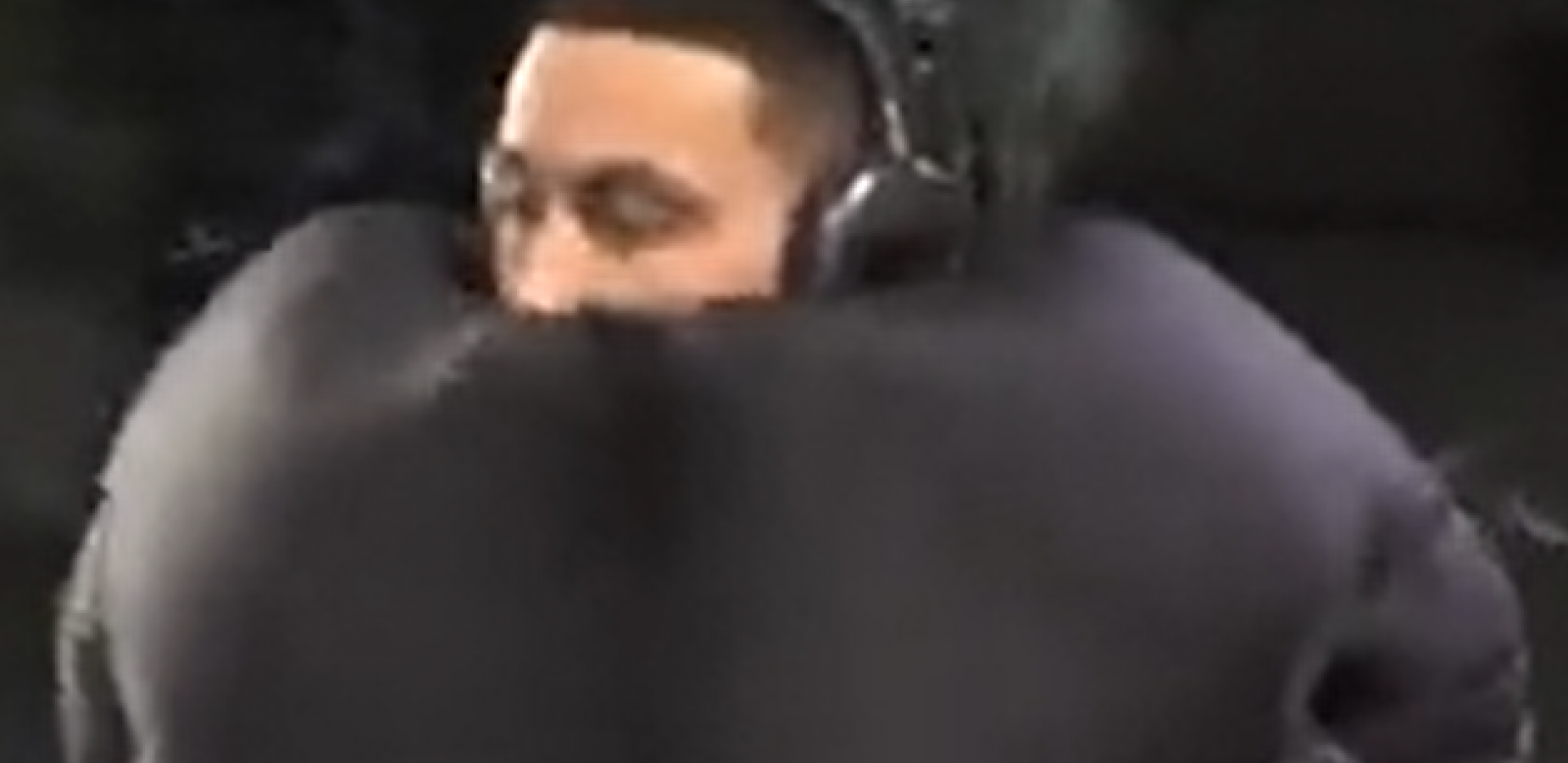 DA LI STE IKADA VIDELI LUĐI STAJLING Komentatori u čudu, NBA zvezda obukla čamac na naduvavanje?