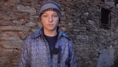 IBRAHIM (14) HRANI MAJKU I SESTRU RADEĆI ZA DNEVNICU U KOMŠILUKU Dečak ostao bez oca, sam brine o seoskom imanju, a vršnjaci mu se smeju (VIDEO)