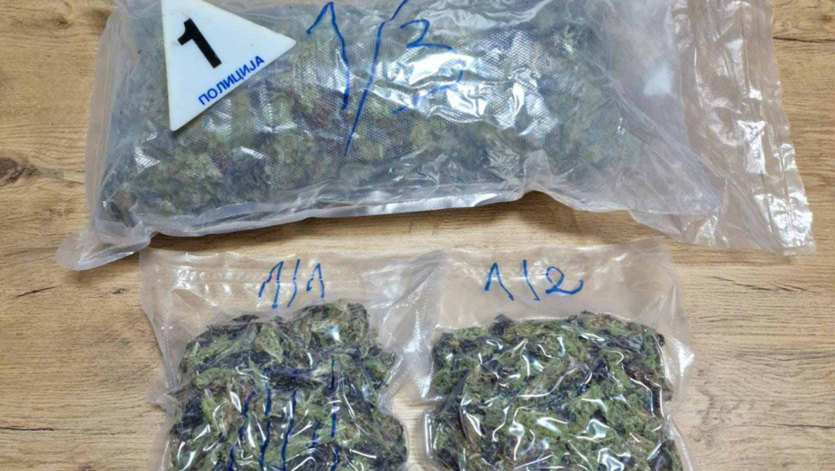 U KASETI AUTOMOBILA PRONAĐENA KESA Policija u Rumi zaustavila auto i otkrila marihuanu