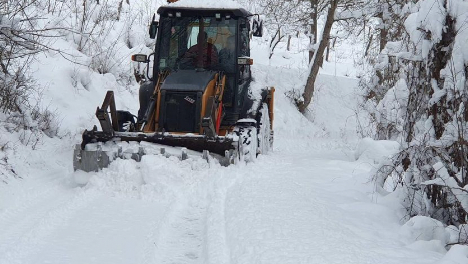 AKCIJA ZAVRŠENA, PUT PROHODAN  Ministri u akciji pomoći zavejanoj porodici