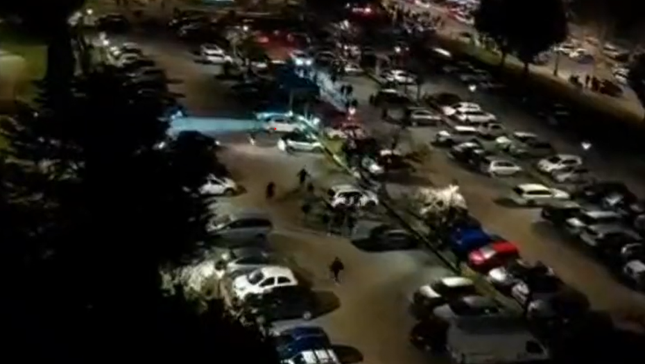 ZVEZDINI NAVIJAČI NAPRAVILI SKANDAL U RIMU Nastala velika tuča ispred stadiona, "delije" otele zastavu navijačima Rome (VIDEO)