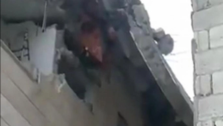 ČOVEK VISI SA ZGRADE I ZOVE UPOMOĆ Jezive scene nakon zemljotresa u Turskoj (VIDEO)