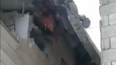 ČOVEK VISI SA ZGRADE I ZOVE UPOMOĆ Jezive scene nakon zemljotresa u Turskoj (VIDEO)
