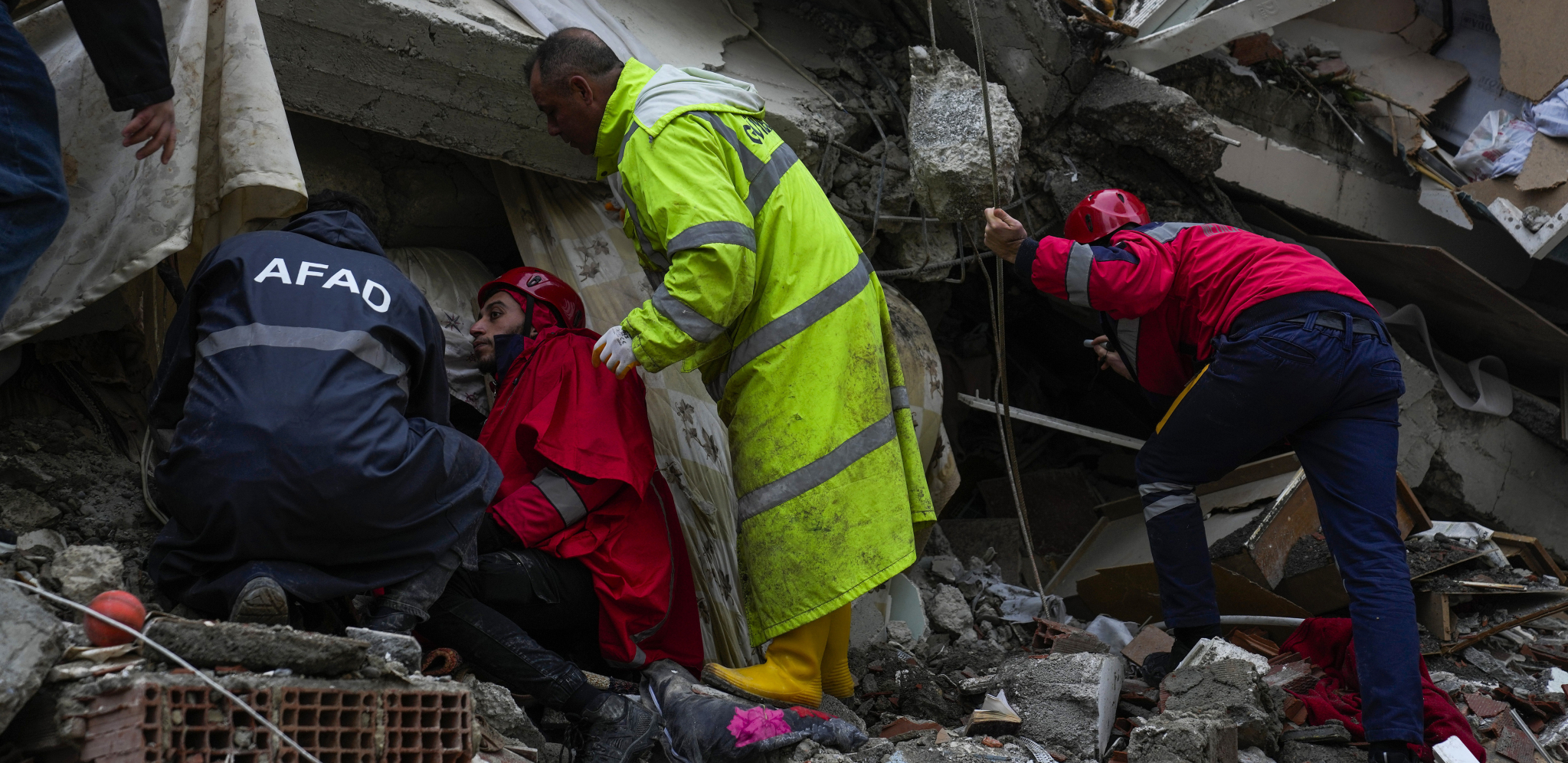 ISTIČU KLJUČNA 72 SATA ZA SPASAVANJE LJUDI: "Vreme je jednako smrtonosno kao i potres. Hladnoća će ih ubiti" (FOTO/VIDEO)