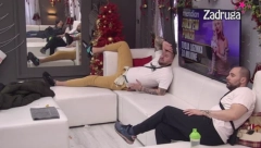 "U NJU GLEDA KAO U BOGA" Zvezdan i Janjuš žestoko ponizili cimerku, POMENULI I STANIJU DOBROJEVIĆ